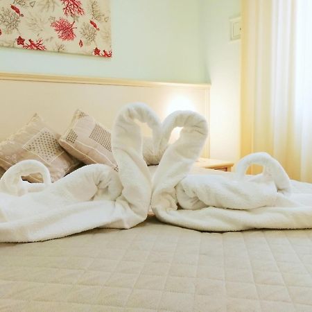 Hotel Atmosfere Beach Чезенатико Екстериор снимка
