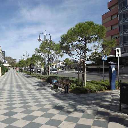 Hotel Atmosfere Beach Чезенатико Екстериор снимка