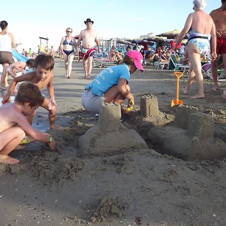 Hotel Atmosfere Beach Чезенатико Екстериор снимка