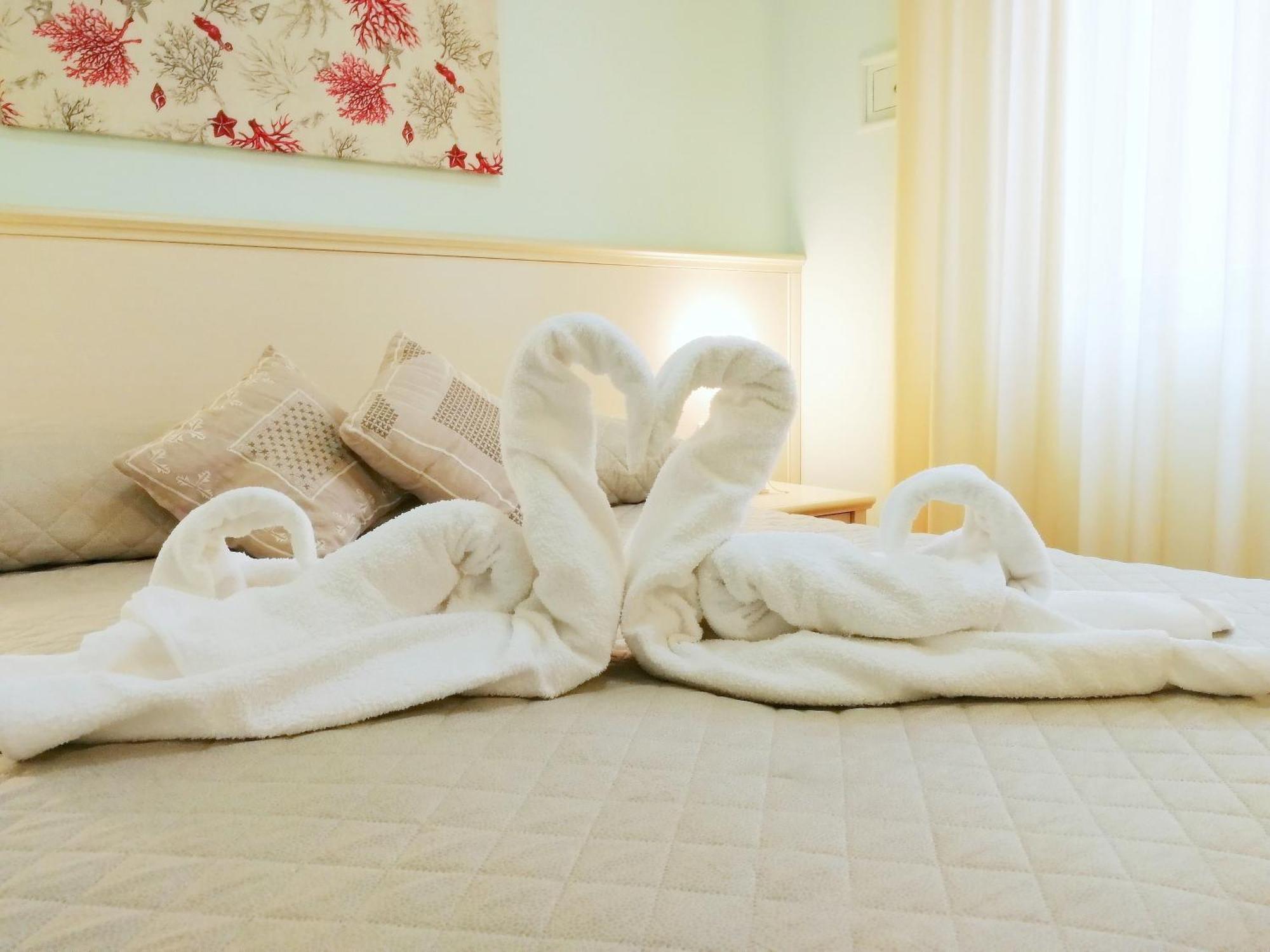Hotel Atmosfere Beach Чезенатико Екстериор снимка