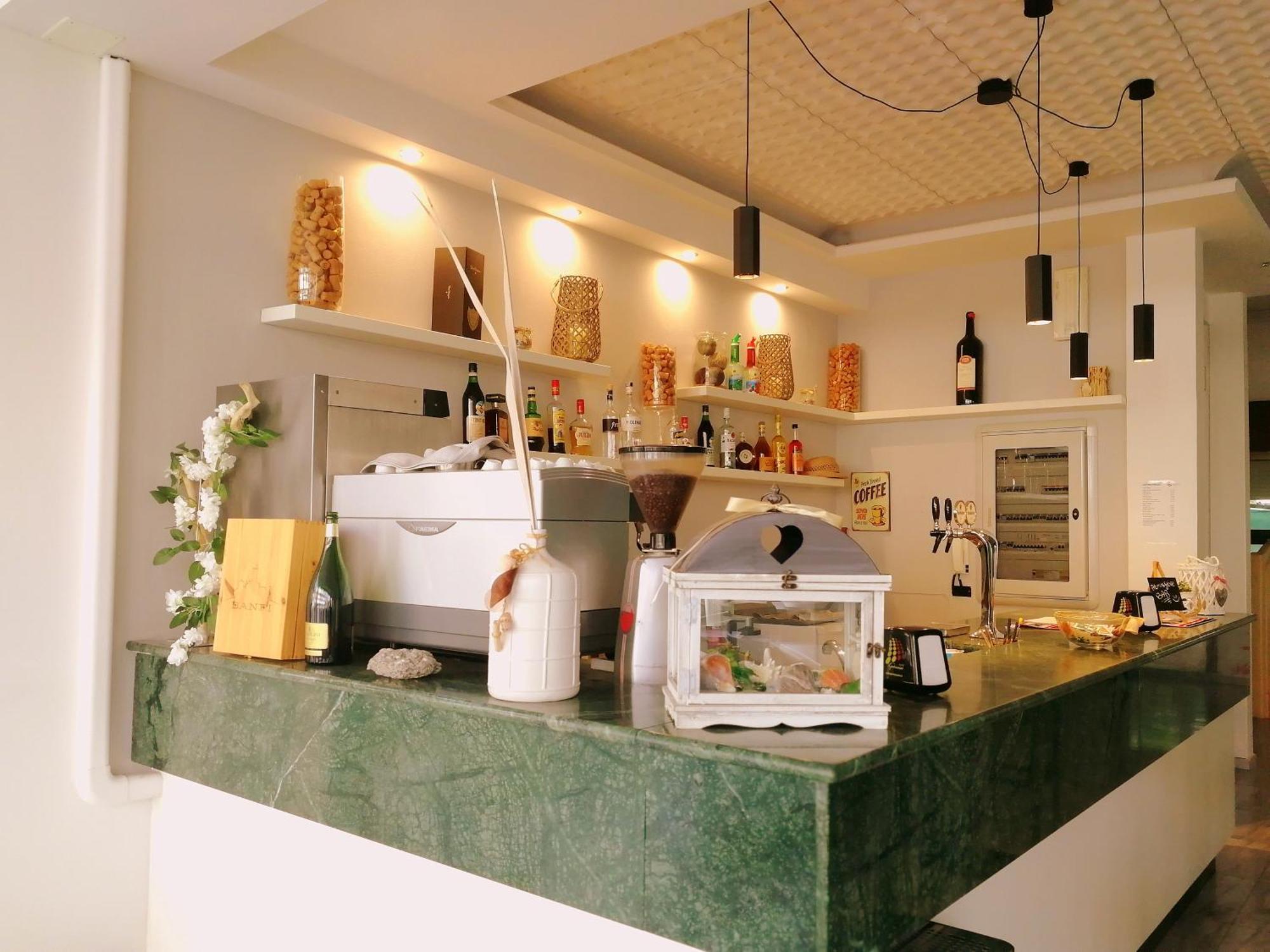 Hotel Atmosfere Beach Чезенатико Екстериор снимка