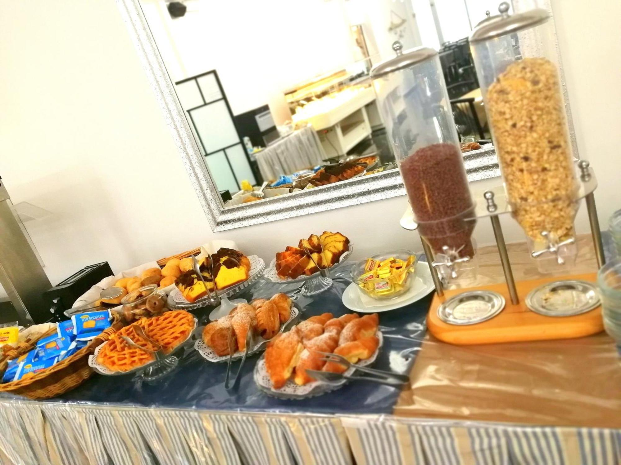 Hotel Atmosfere Beach Чезенатико Екстериор снимка