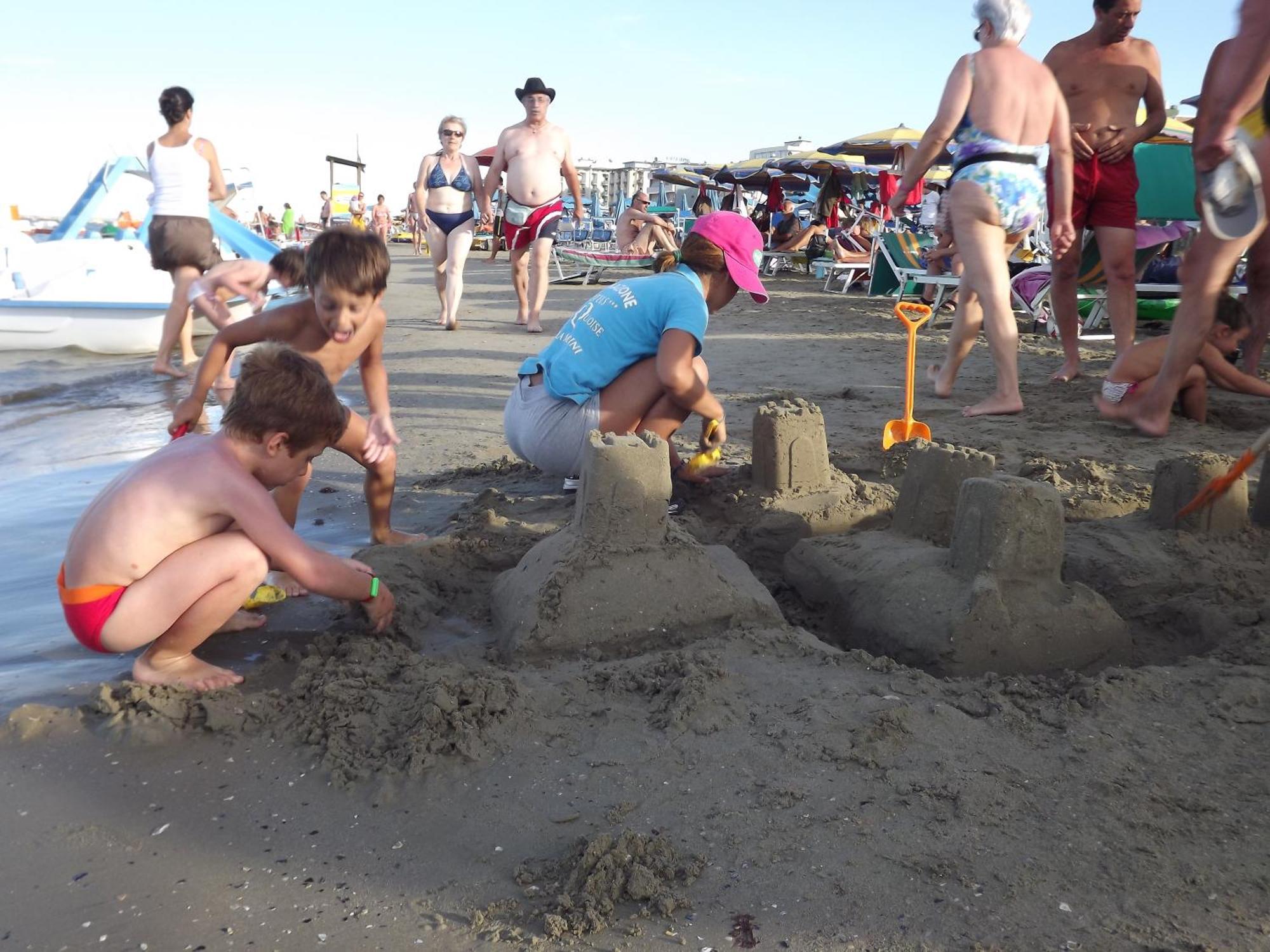 Hotel Atmosfere Beach Чезенатико Екстериор снимка