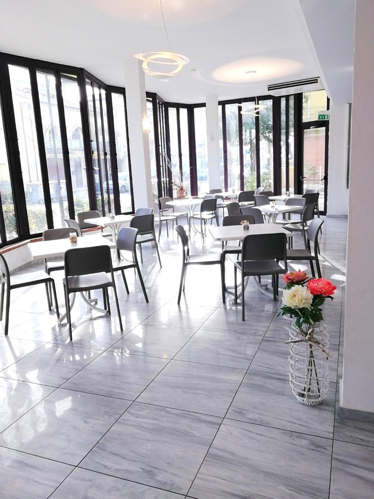 Hotel Atmosfere Beach Чезенатико Екстериор снимка